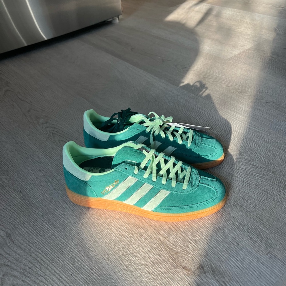 adidas Handball Spezial
Collegiate Green Semi Green Spark (Women's)